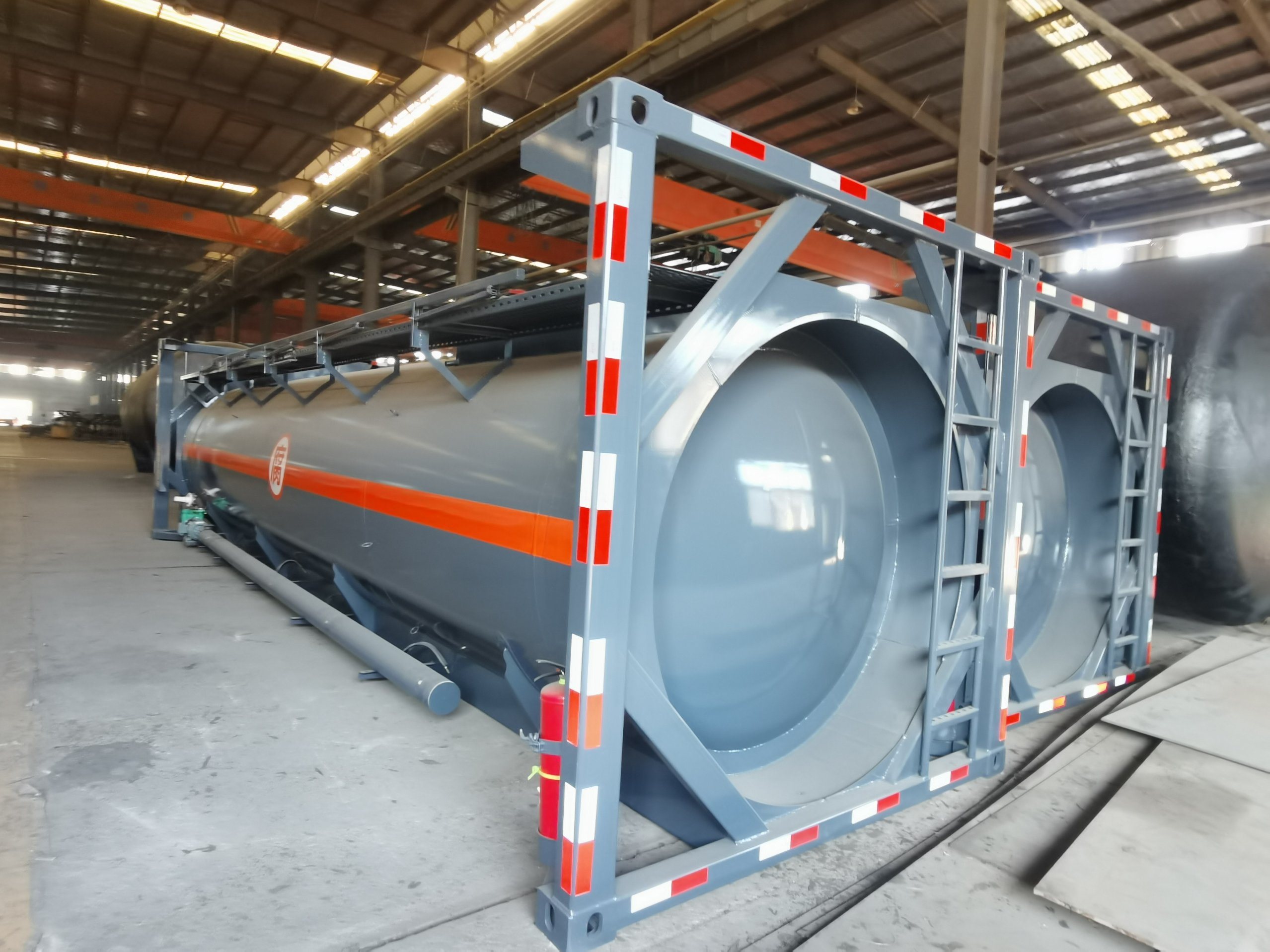 24~26kl Hydrochloric Acid ISO Tank PE Lined 30FT Mounted with Acid Pump Top Loading Pipe 