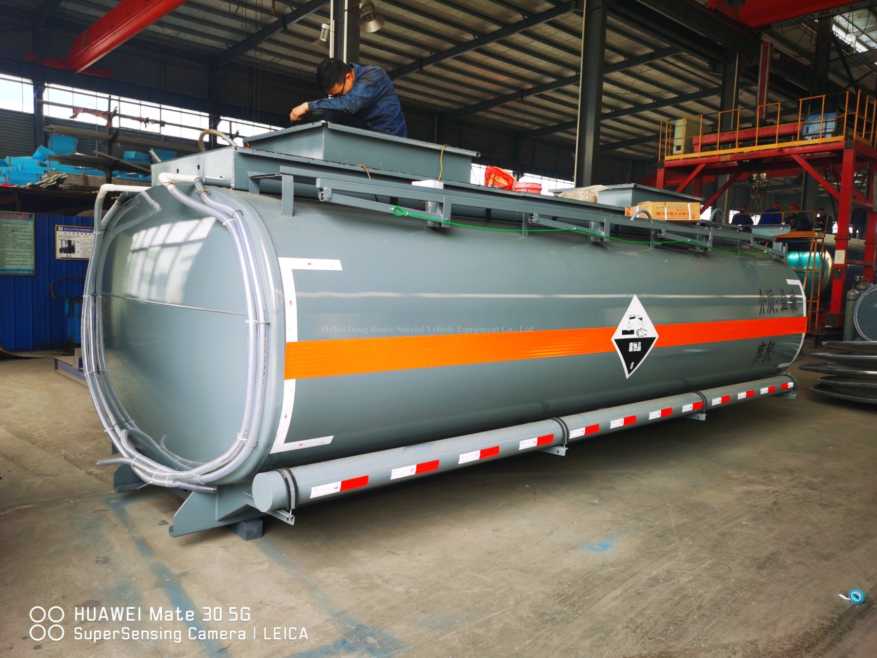 SKD Steel Lined PE Tank Body 15m3 for Hydrochloric Acid, Sodium Hypochlorite Lorry Mounted Transport 
